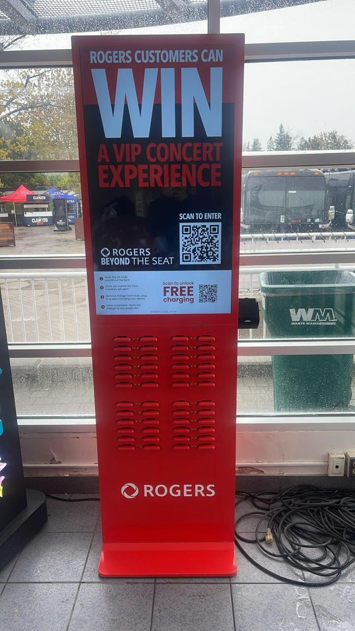 Estación de carga portátil con pantalla digital en centro comercial