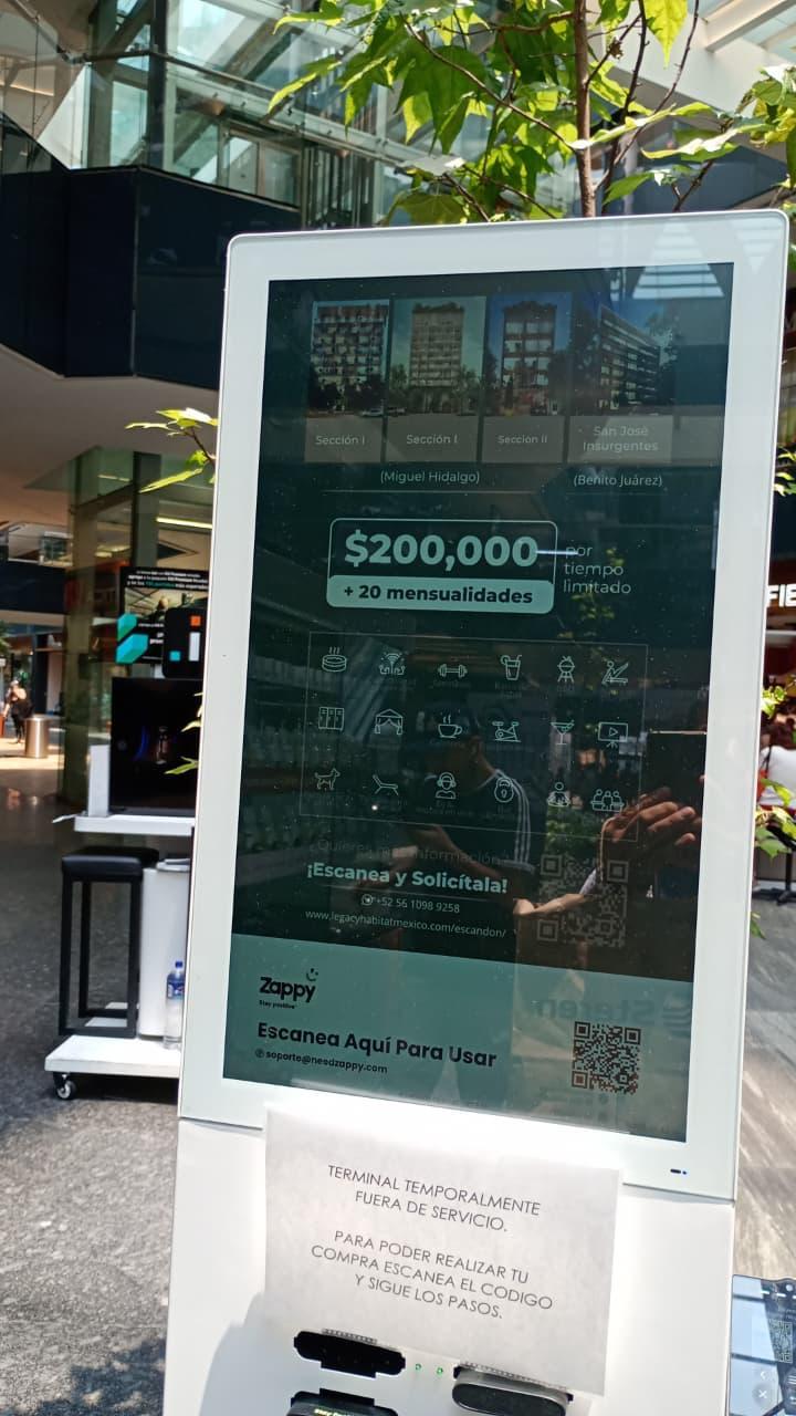 Pantalla digital en estación de carga portátil