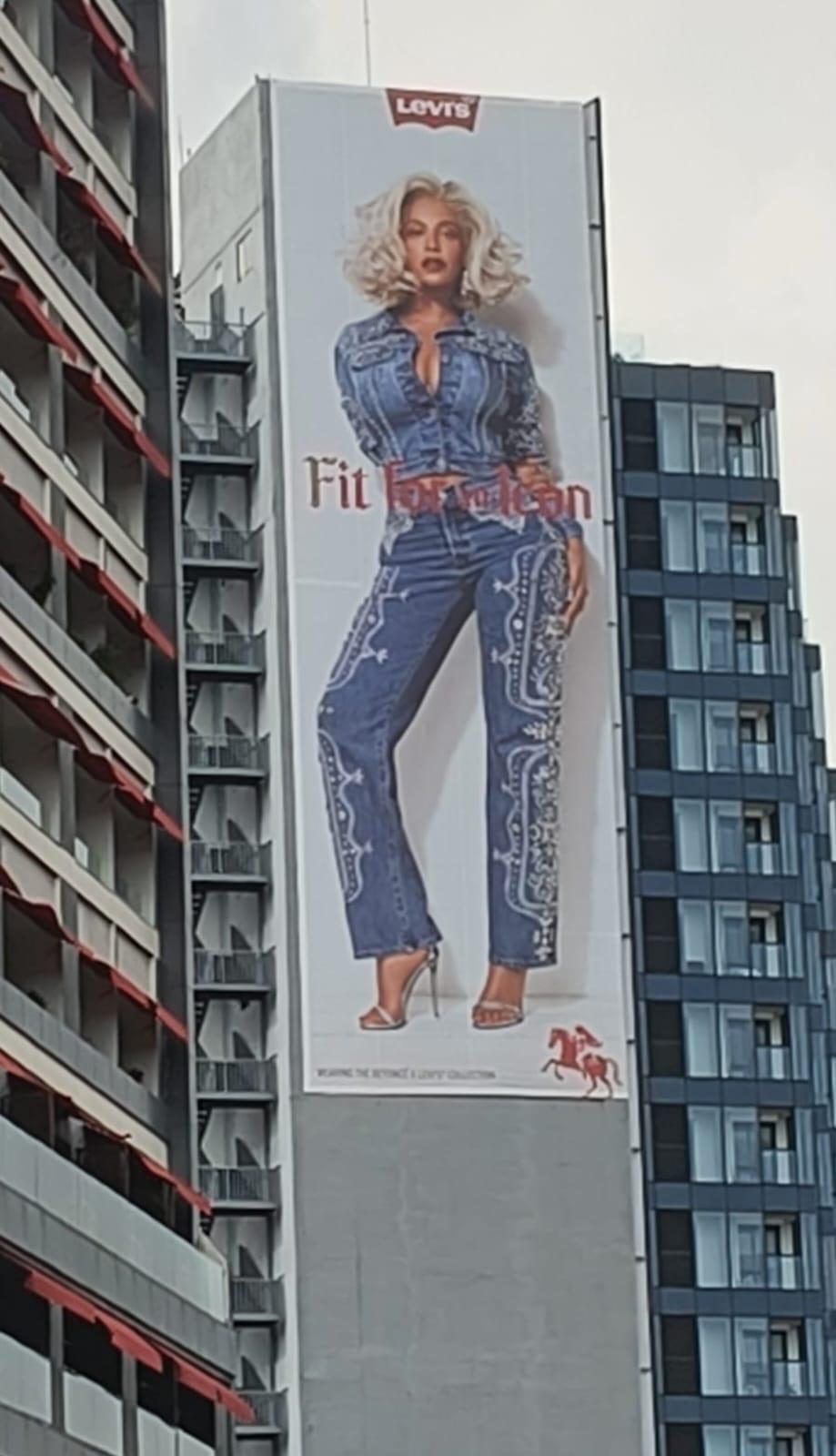 Muro publicitario en ubicación de alto tráfico