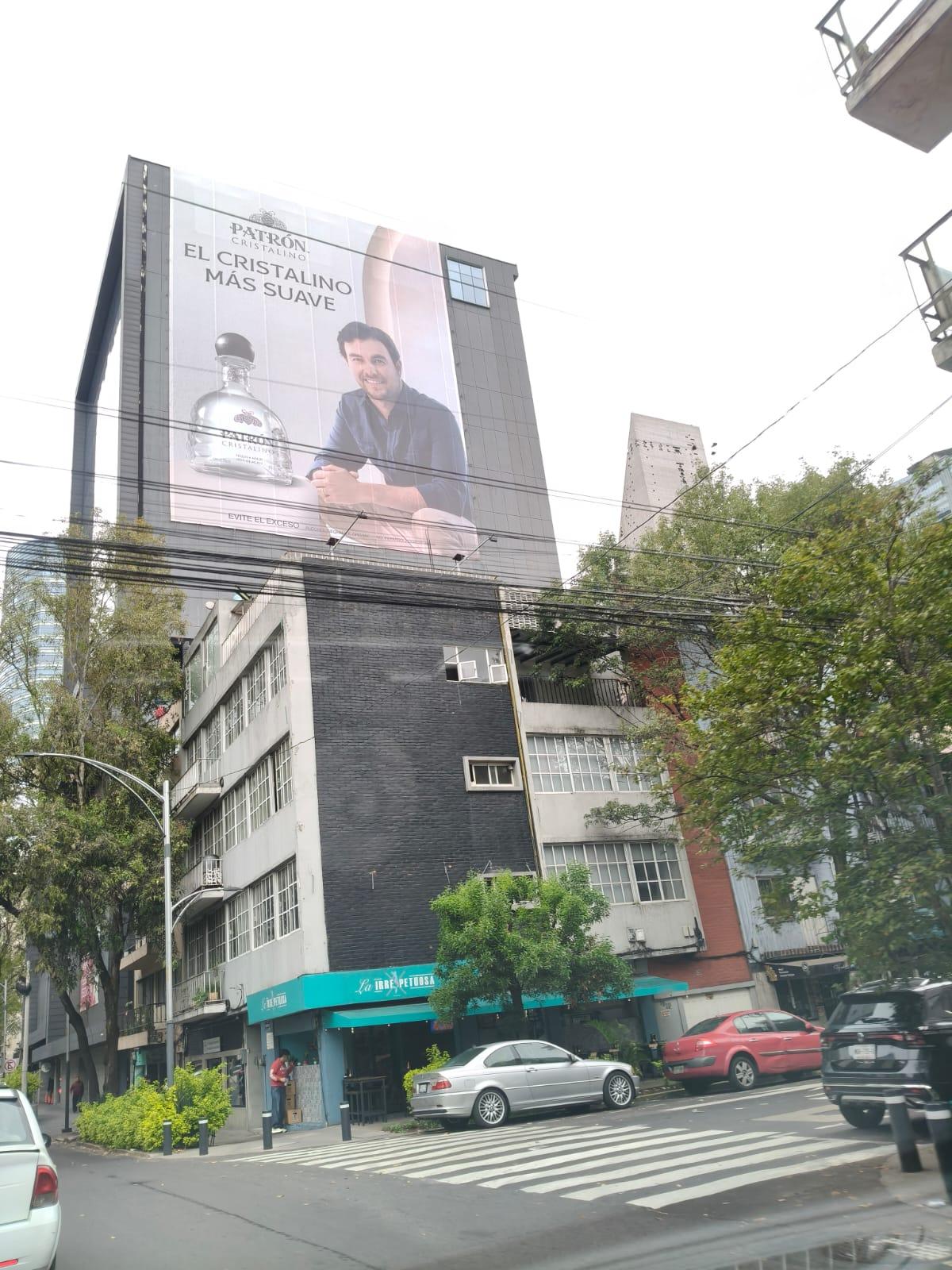 Muro publicitario de gran formato