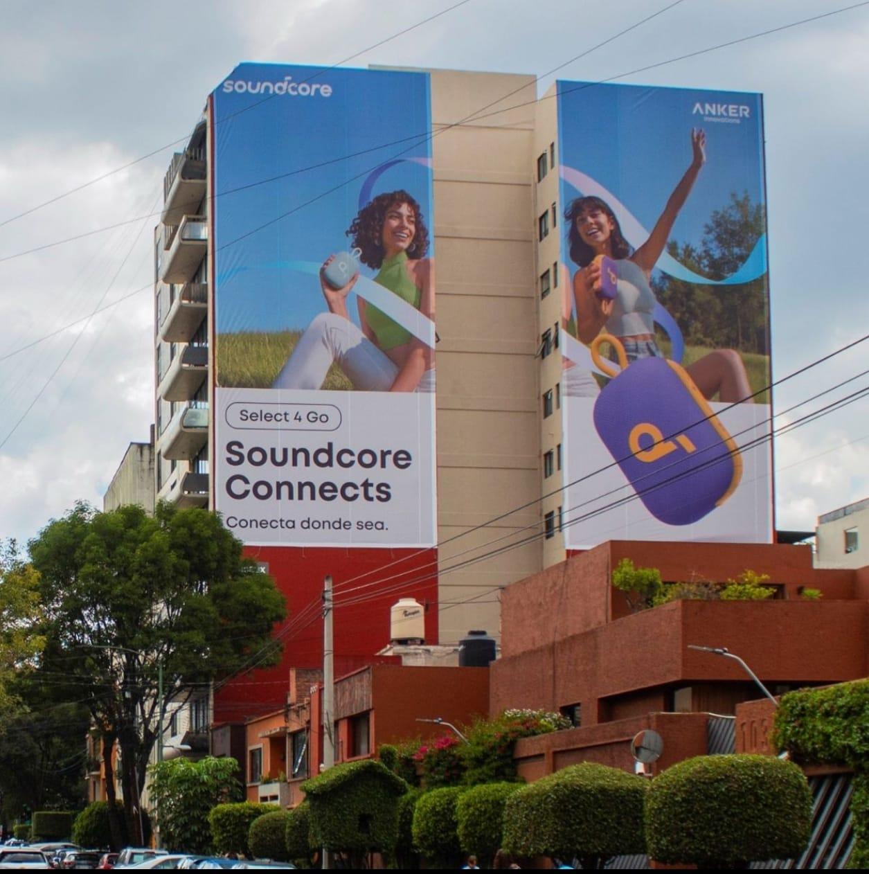 Muro publicitario en vialidad principal