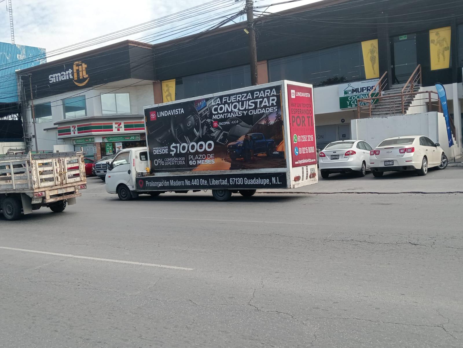 Pantalla digital publicitaria en ubicación estratégica