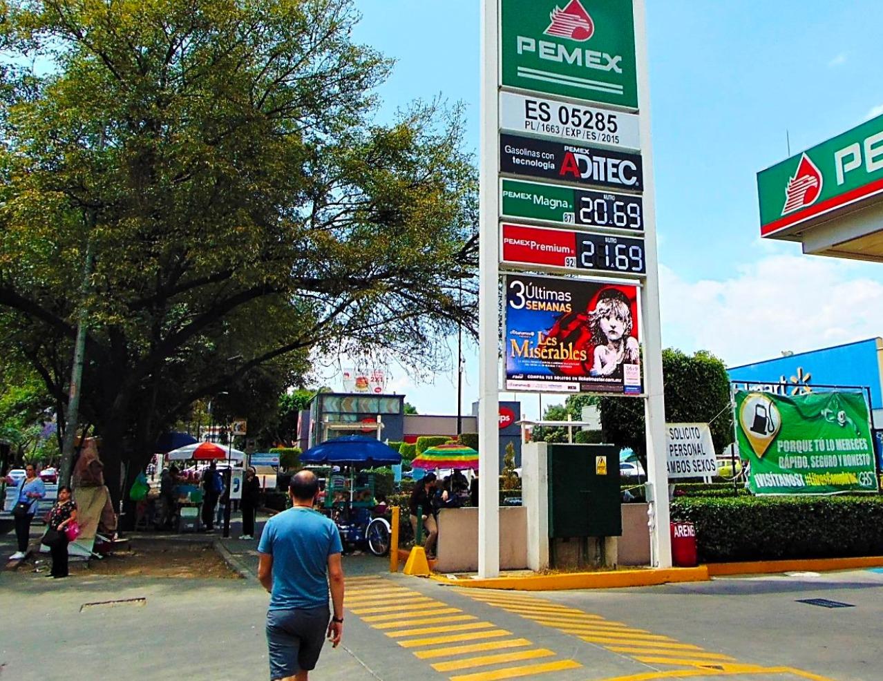 Pantalla digital de alto impacto en zona comercial