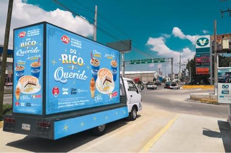 Valla móvil publicitaria recorriendo zona estratégica